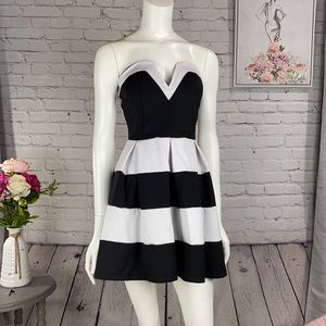 Charlotte Russe Black & White Dress Size: Small
